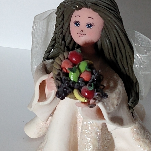 Kneaded Angels Avon Figurine With Fruit - Picture 4 of 6